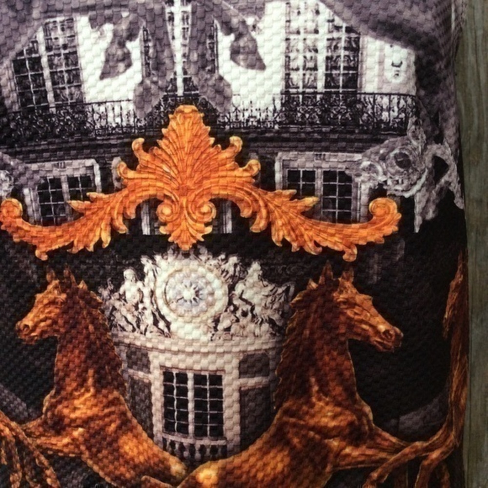 In-City Baroque Gold Status Print Shell Top - Picture 4 of 8